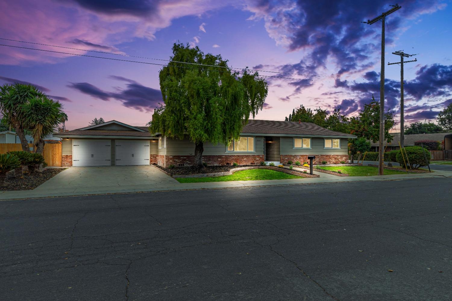 Detail Gallery Image 2 of 55 For 300 Hastings Ln, Modesto,  CA 95350 - 4 Beds | 2/1 Baths