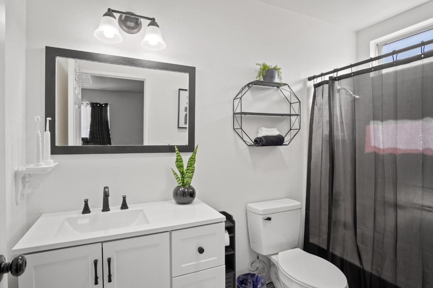 Detail Gallery Image 8 of 16 For 2511 Old Del Monte St, Stockton,  CA 95206 - 2 Beds | 2 Baths