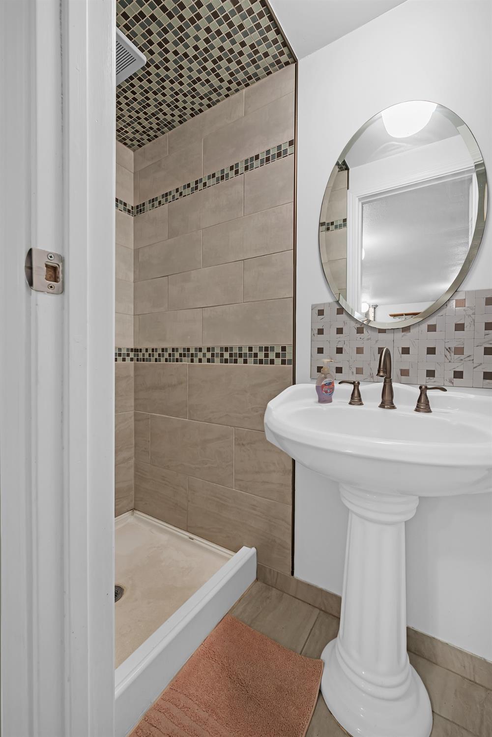 Detail Gallery Image 15 of 40 For 541 Vandenberg Cir, Roseville,  CA 95747 - 3 Beds | 2/1 Baths