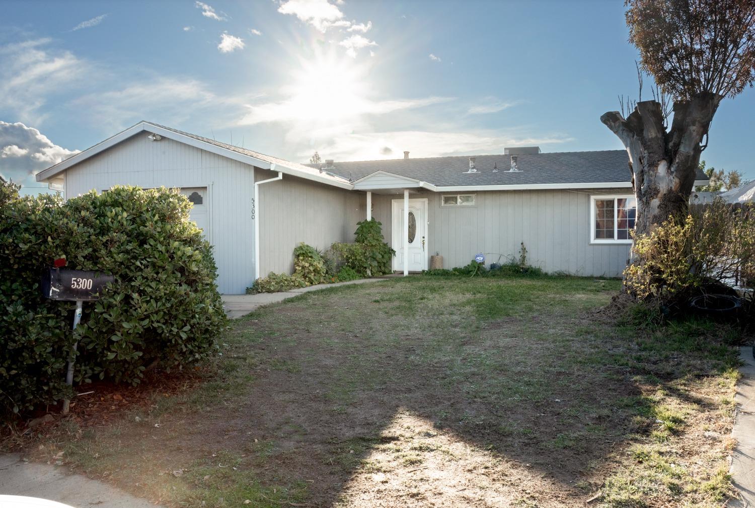 Detail Gallery Image 2 of 30 For 5300 Acacia Way, Olivehurst,  CA 95961 - 3 Beds | 2 Baths