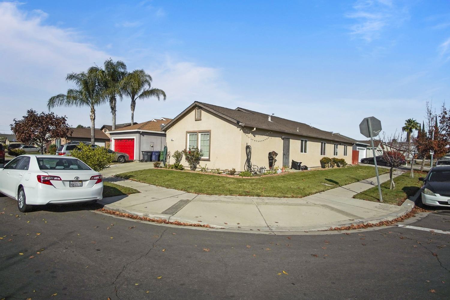 Detail Gallery Image 3 of 28 For 881 Emily St, Turlock,  CA 95380 - 4 Beds | 2 Baths