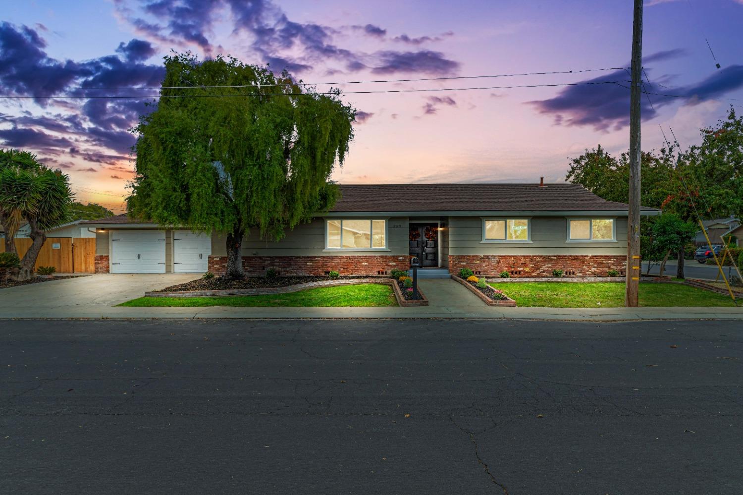 Detail Gallery Image 1 of 55 For 300 Hastings Ln, Modesto,  CA 95350 - 4 Beds | 2/1 Baths