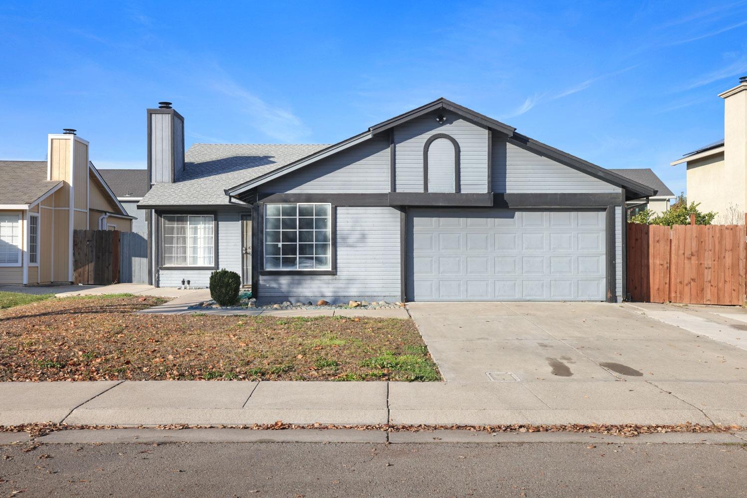 Detail Gallery Image 1 of 38 For 1539 Capitola Cir, Stockton,  CA 95206 - 4 Beds | 2 Baths