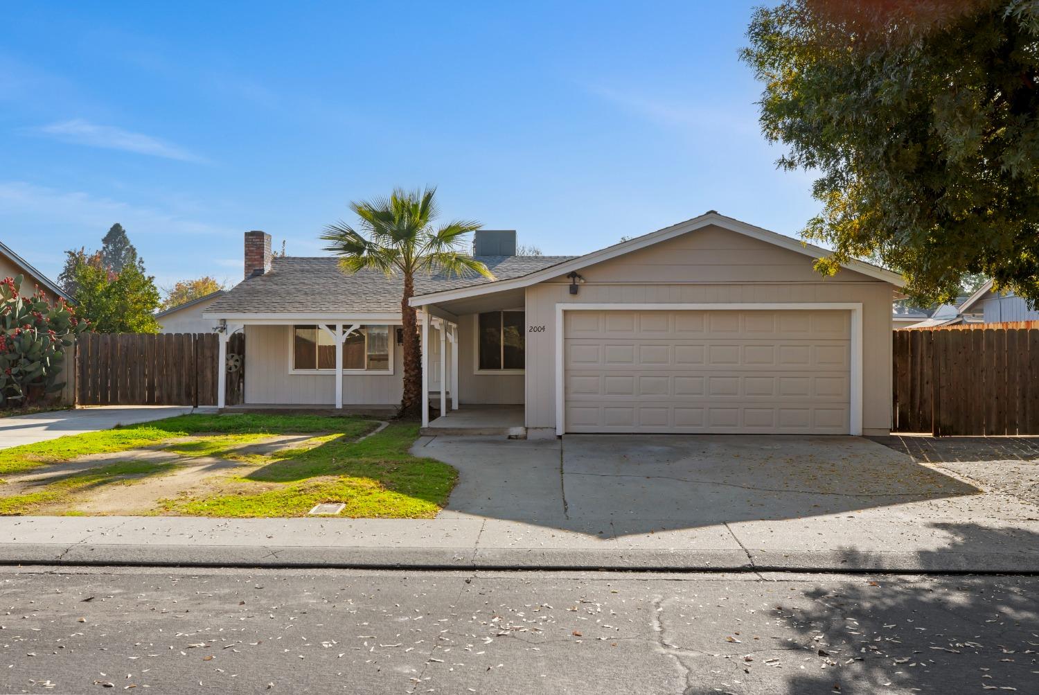 Detail Gallery Image 1 of 32 For 2004 Applegate Dr, Modesto,  CA 95350 - 3 Beds | 2 Baths