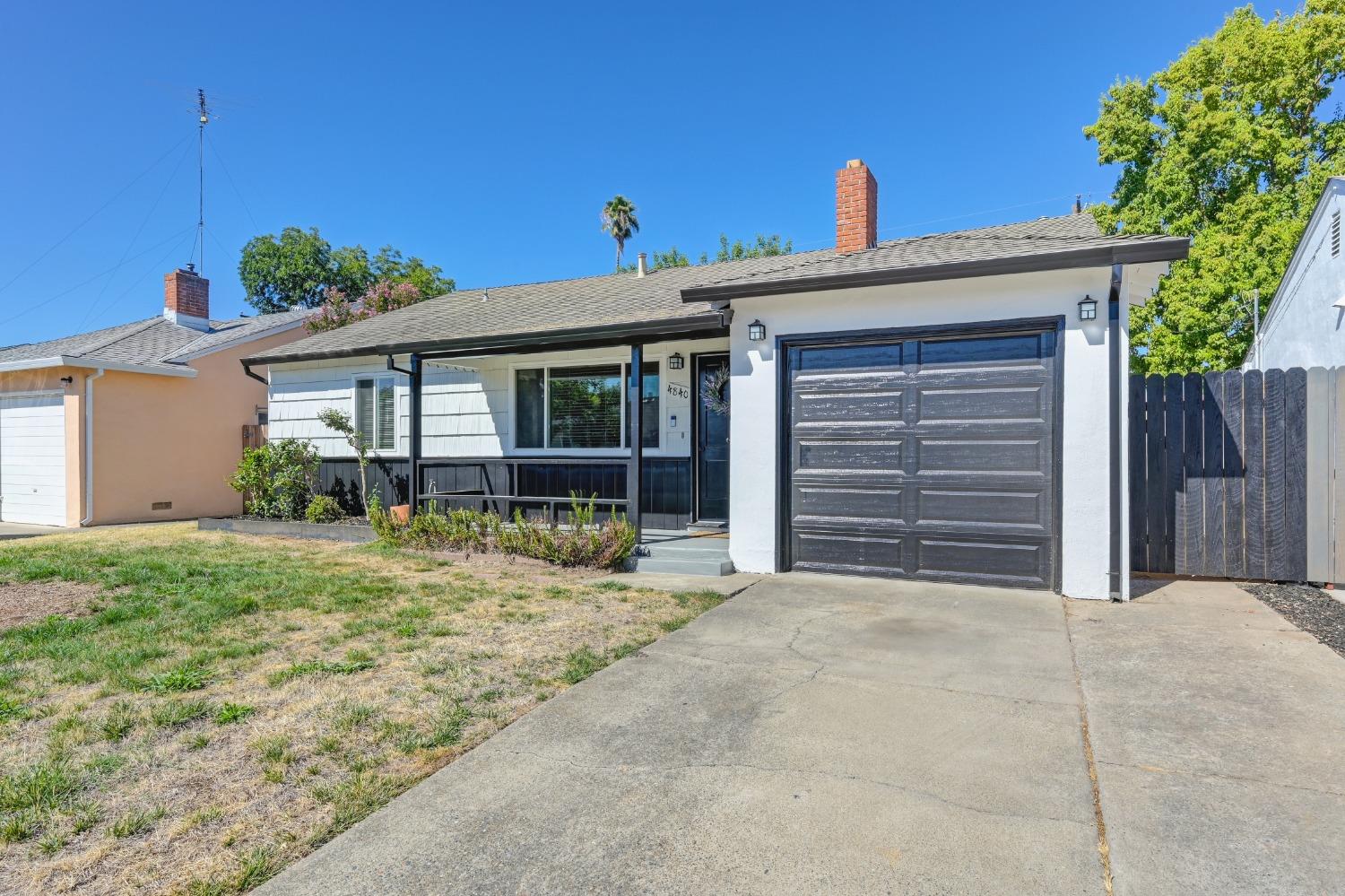 Detail Gallery Image 1 of 15 For 4840 Lippitt Lane, Sacramento,  CA 95820 - 3 Beds | 1 Baths