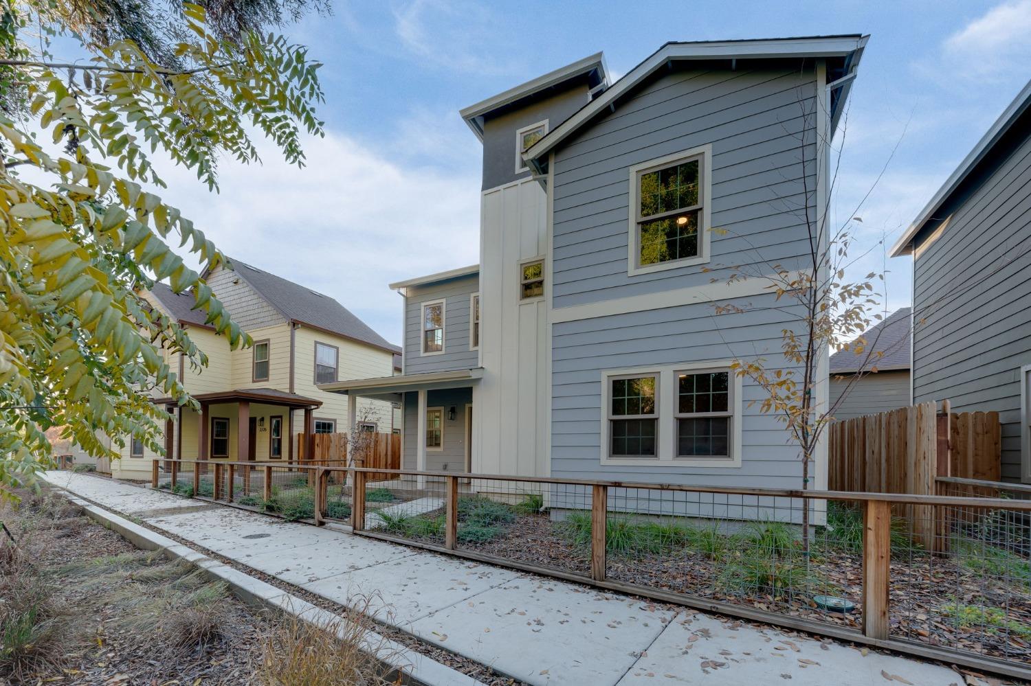 Detail Gallery Image 3 of 48 For 2721 Swanston Oaks Lane, Sacramento,  CA 95818 - 4 Beds | 2/1 Baths