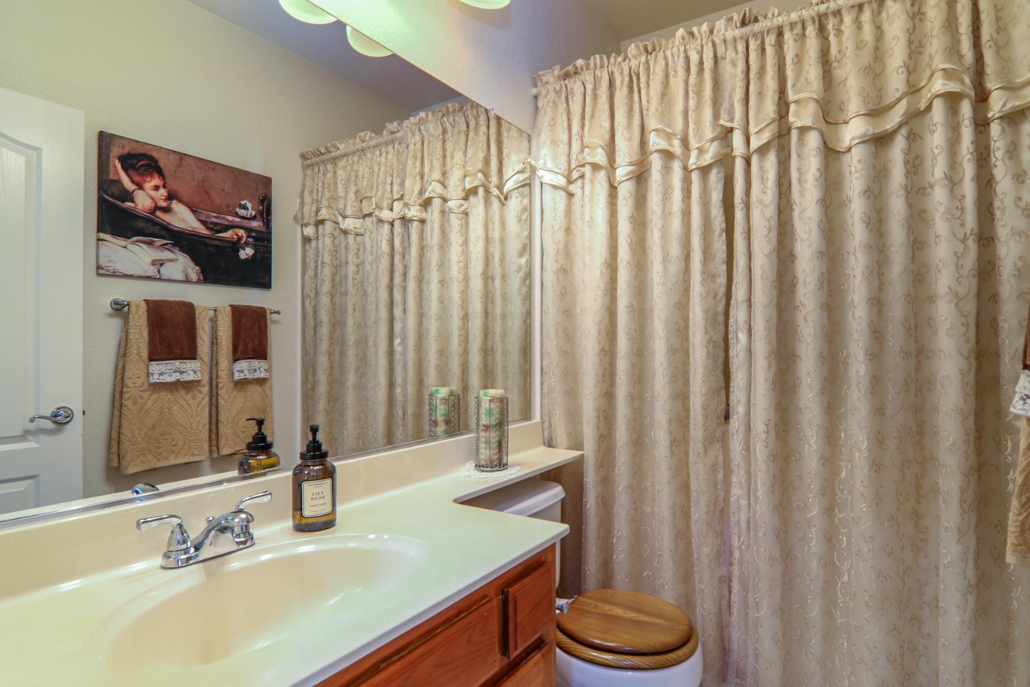 Detail Gallery Image 25 of 37 For 2042 Horseshoe Glen Cir, Folsom,  CA 95630 - 3 Beds | 2 Baths