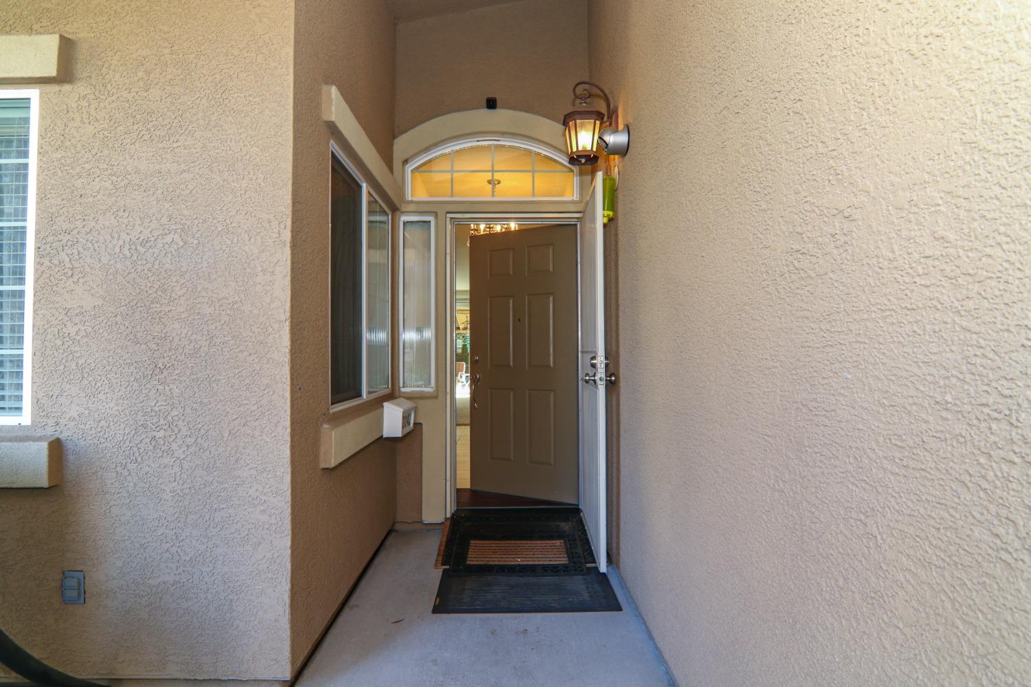 Detail Gallery Image 6 of 37 For 2042 Horseshoe Glen Cir, Folsom,  CA 95630 - 3 Beds | 2 Baths