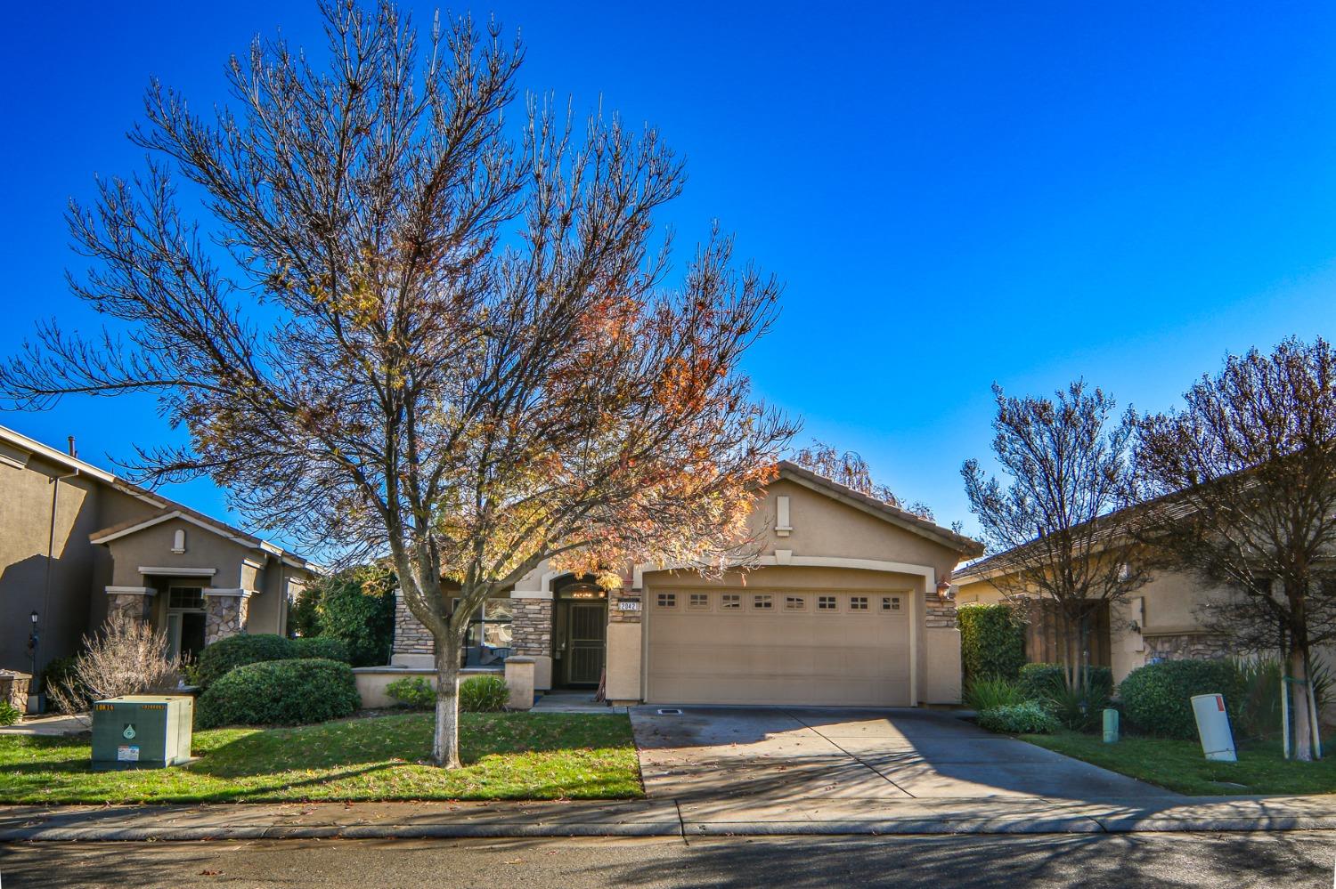 Detail Gallery Image 2 of 37 For 2042 Horseshoe Glen Cir, Folsom,  CA 95630 - 3 Beds | 2 Baths