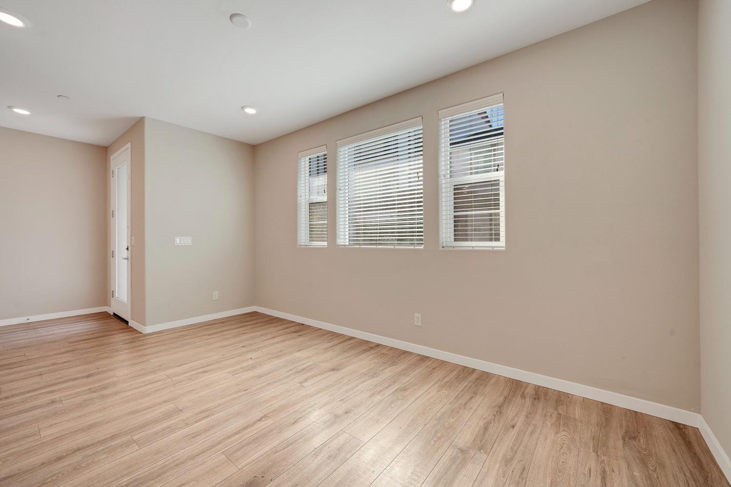 Detail Gallery Image 14 of 40 For 3075 Meadow Run Walk, Sacramento,  CA 95833 - 3 Beds | 2/1 Baths