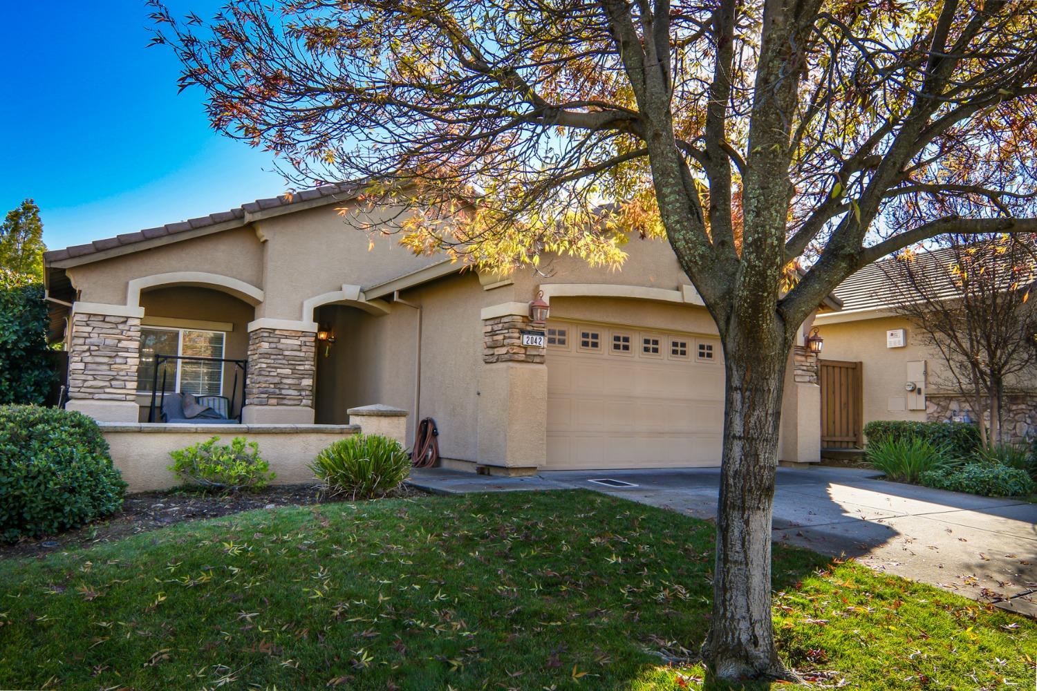 Detail Gallery Image 1 of 37 For 2042 Horseshoe Glen Cir, Folsom,  CA 95630 - 3 Beds | 2 Baths