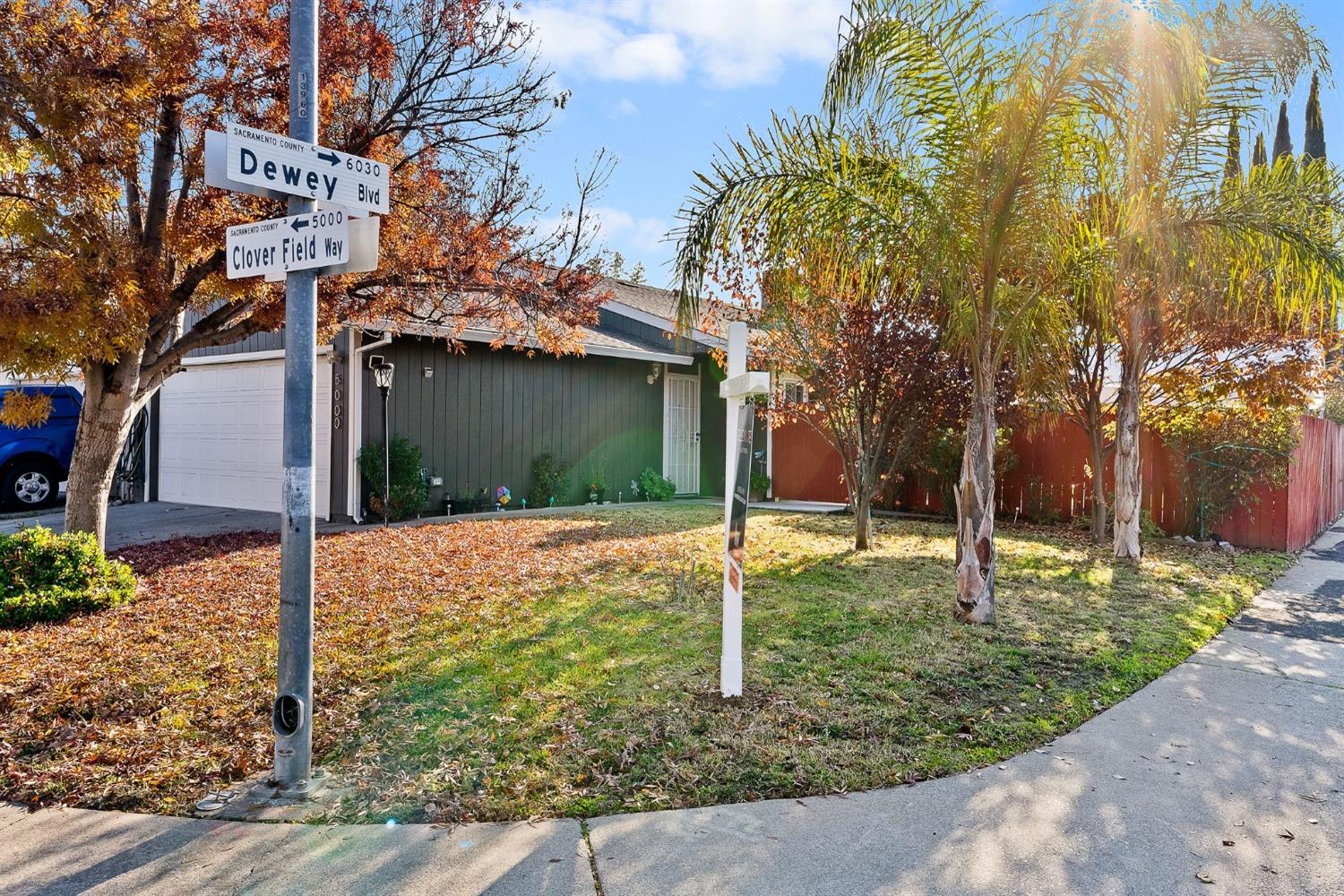 Detail Gallery Image 3 of 39 For 5000 Clover Field Way, Sacramento,  CA 95824 - 3 Beds | 2 Baths