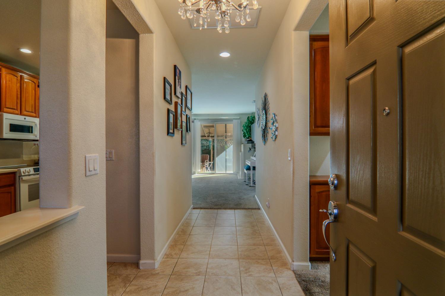 Detail Gallery Image 7 of 37 For 2042 Horseshoe Glen Cir, Folsom,  CA 95630 - 3 Beds | 2 Baths