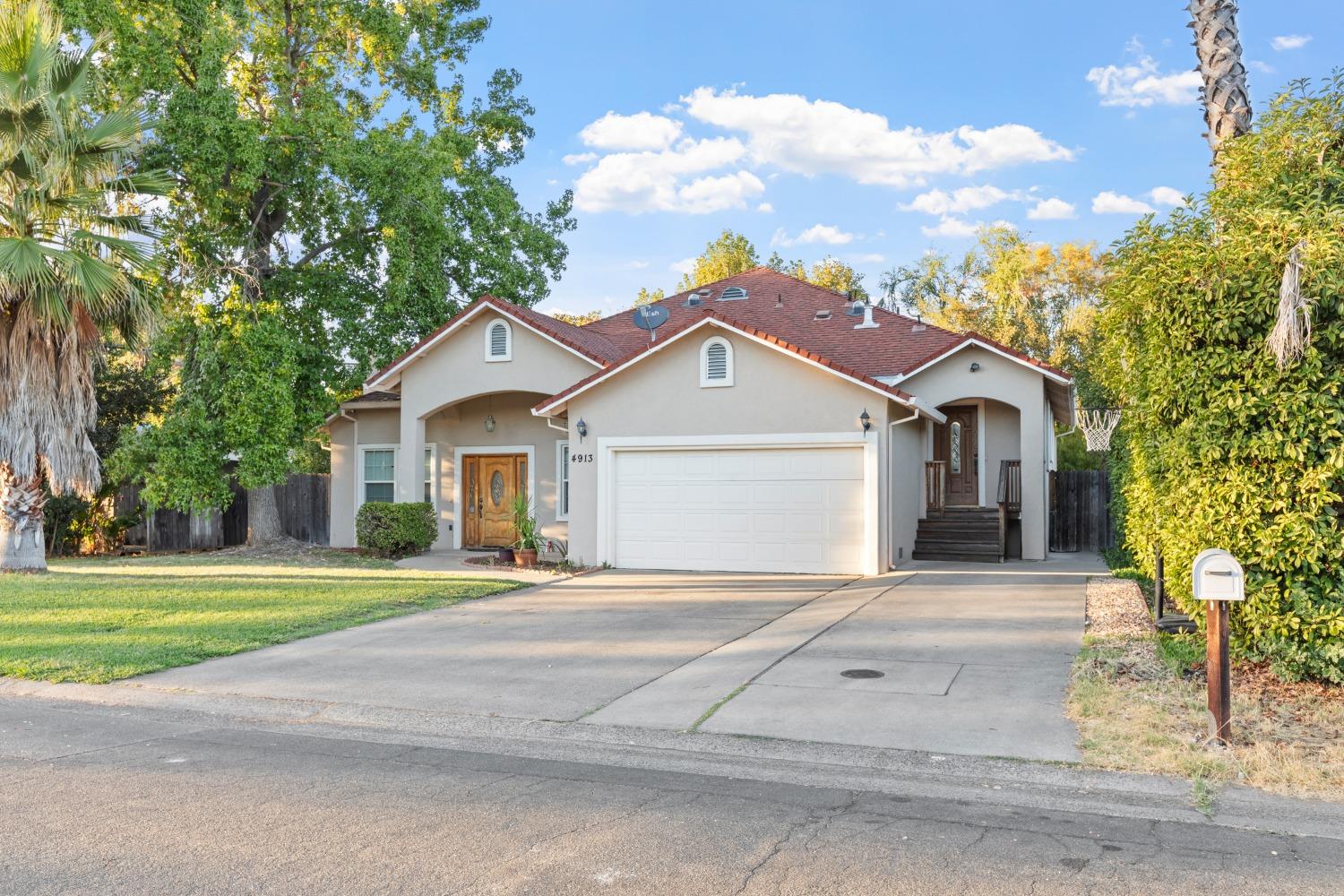 Detail Gallery Image 1 of 35 For 4913 Melvin Dr, Carmichael,  CA 95608 - 6 Beds | 4 Baths