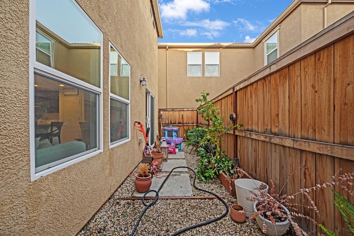 Detail Gallery Image 12 of 36 For 4720 Ocean Ln, Elk Grove,  CA 95757 - 3 Beds | 2/1 Baths