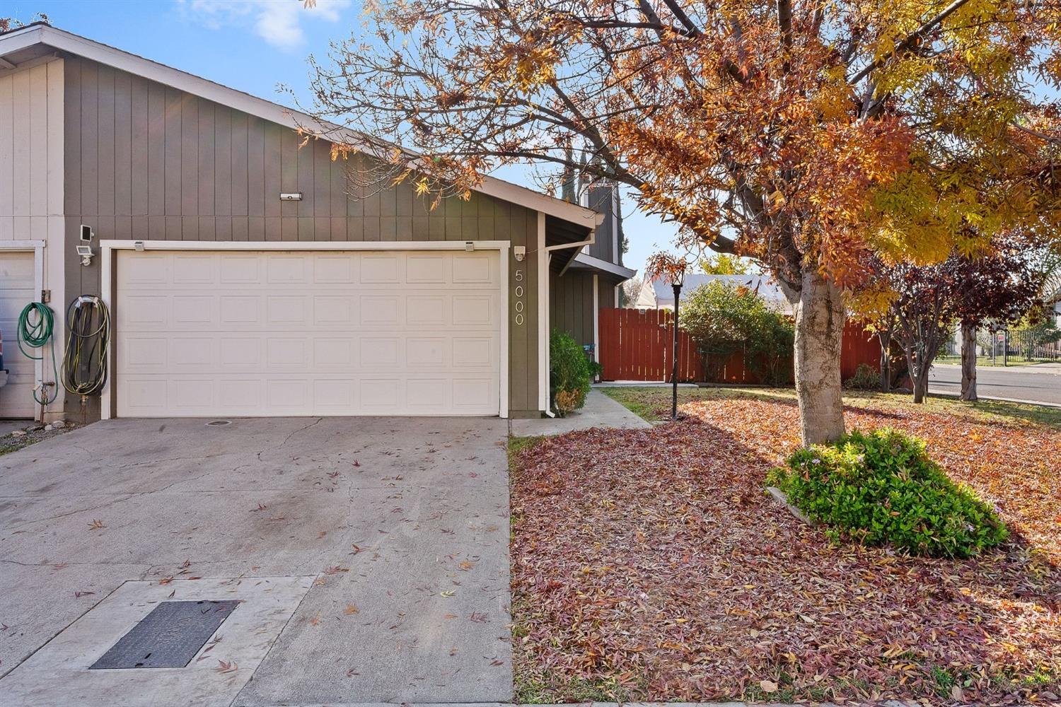 Detail Gallery Image 1 of 39 For 5000 Clover Field Way, Sacramento,  CA 95824 - 3 Beds | 2 Baths