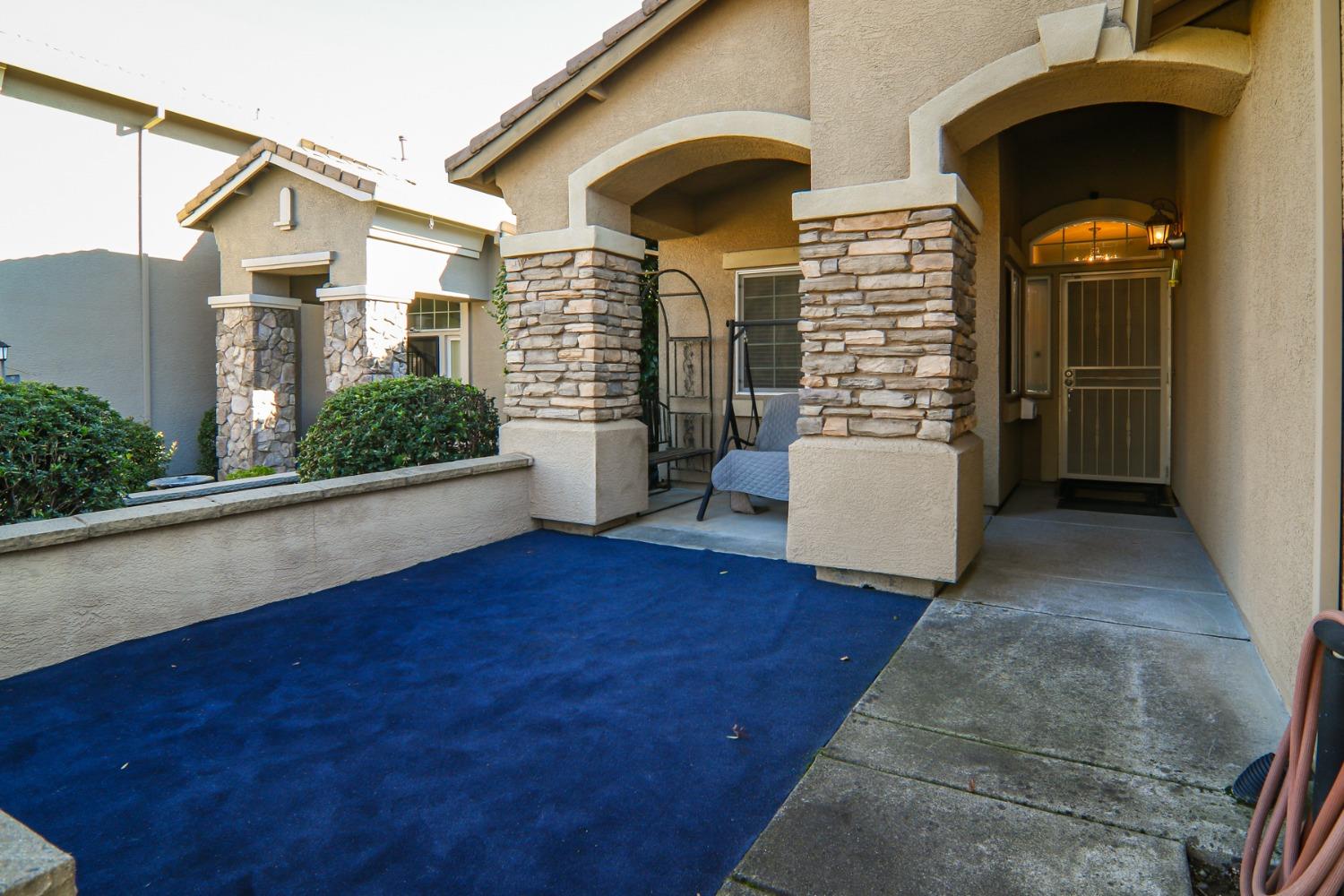 Detail Gallery Image 4 of 37 For 2042 Horseshoe Glen Cir, Folsom,  CA 95630 - 3 Beds | 2 Baths