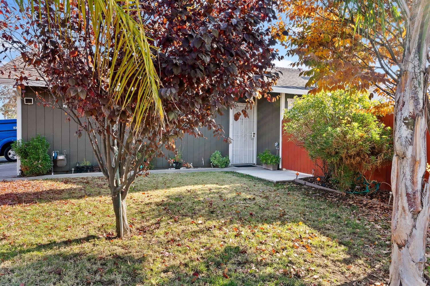 Detail Gallery Image 5 of 39 For 5000 Clover Field Way, Sacramento,  CA 95824 - 3 Beds | 2 Baths