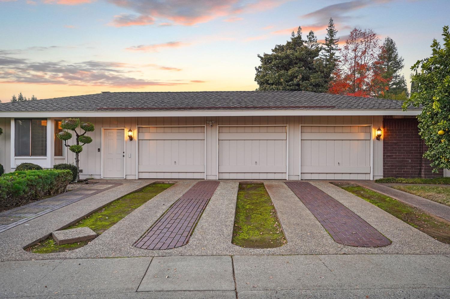 Detail Gallery Image 4 of 80 For 4861 Oak Vista Dr, Carmichael,  CA 95608 - 5 Beds | 3 Baths