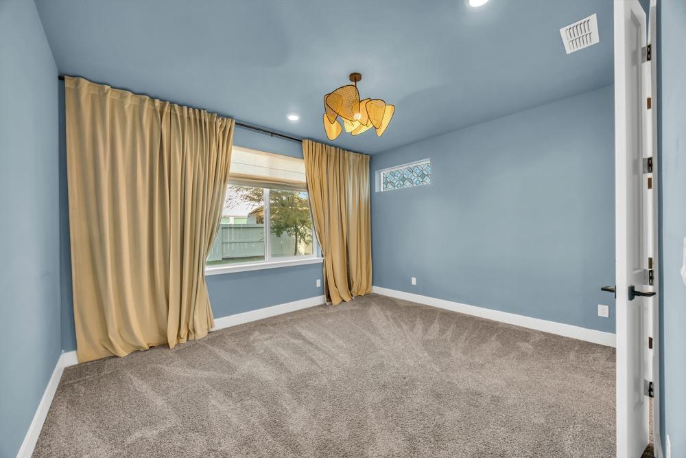 Detail Gallery Image 21 of 63 For 11921 Montron Way, Rancho Cordova,  CA 95742 - 5 Beds | 3/1 Baths