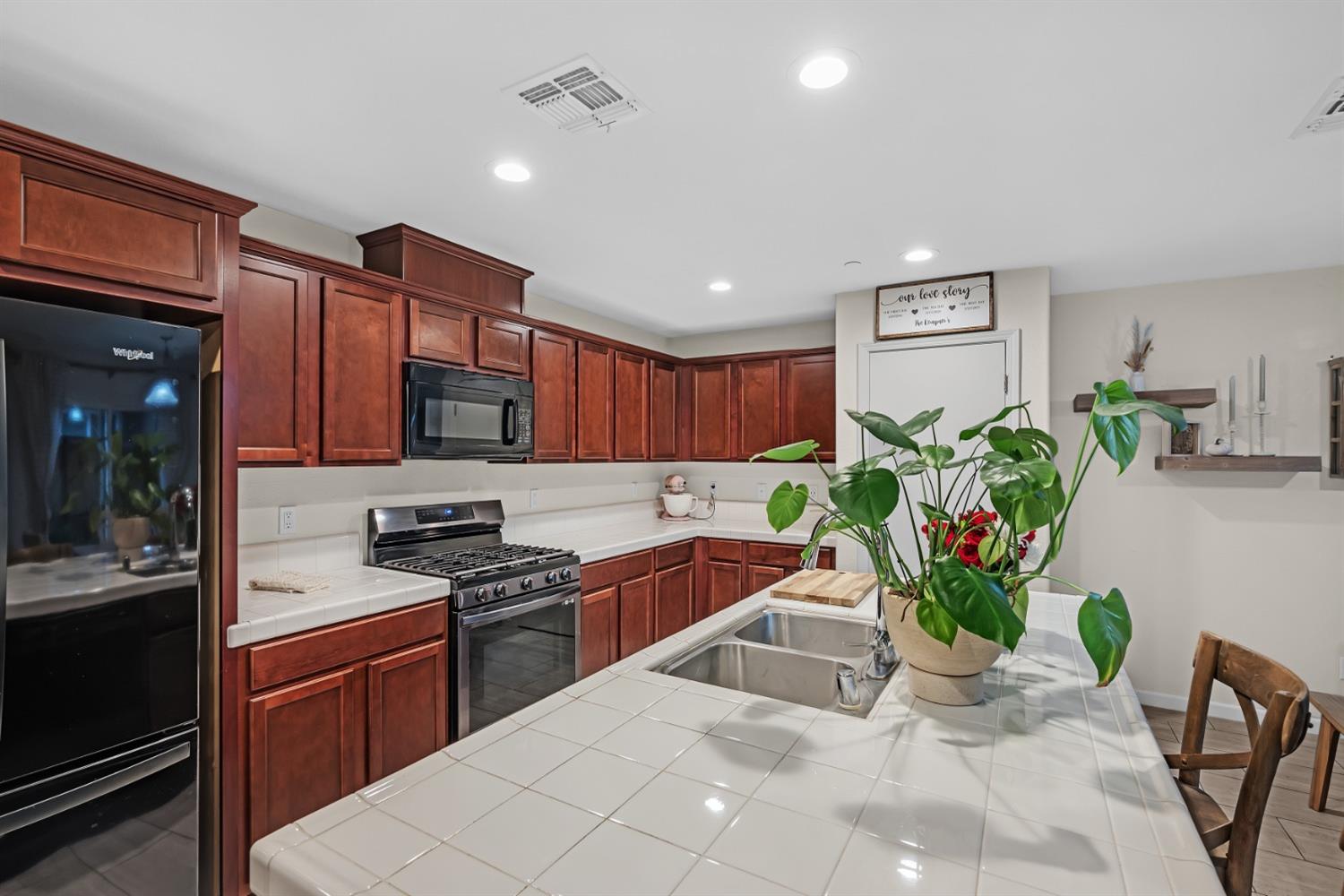 Detail Gallery Image 21 of 36 For 4720 Ocean Ln, Elk Grove,  CA 95757 - 3 Beds | 2/1 Baths