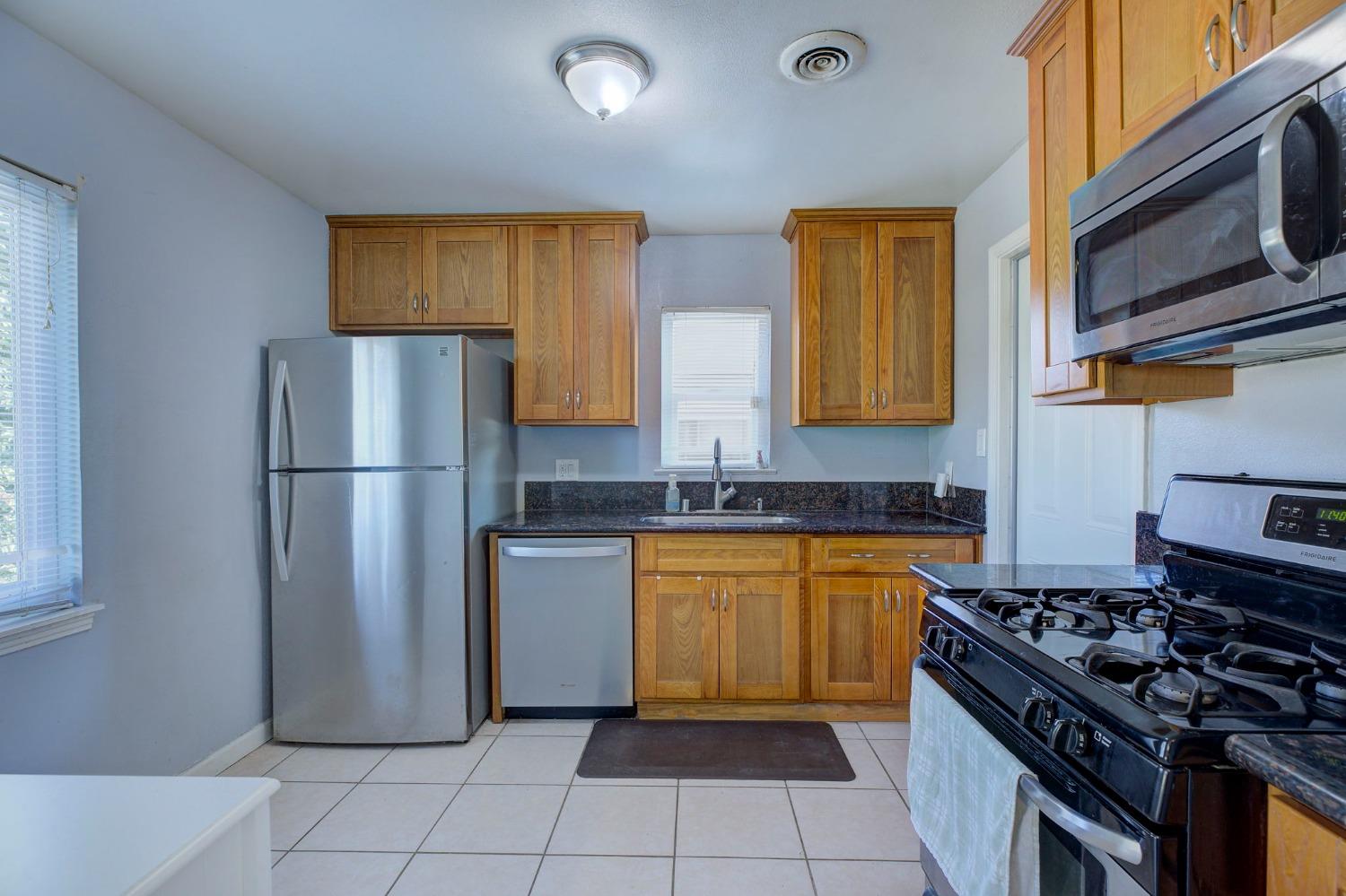 Detail Gallery Image 9 of 17 For 4201 42nd Ave, Sacramento,  CA 95824 - 2 Beds | 1 Baths