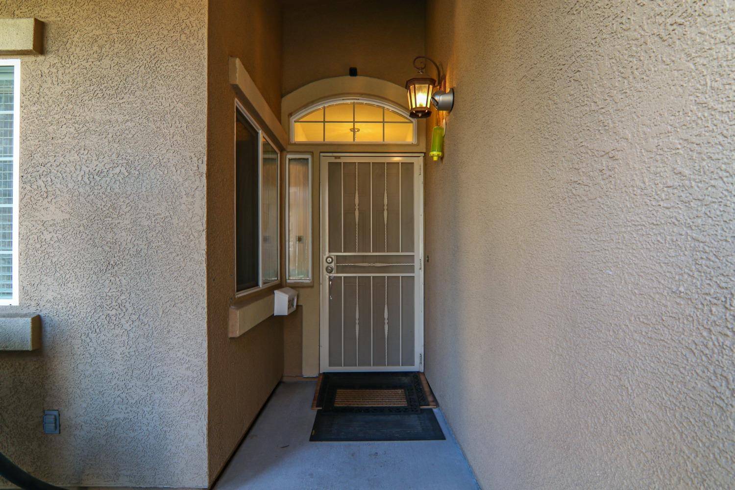 Detail Gallery Image 5 of 37 For 2042 Horseshoe Glen Cir, Folsom,  CA 95630 - 3 Beds | 2 Baths