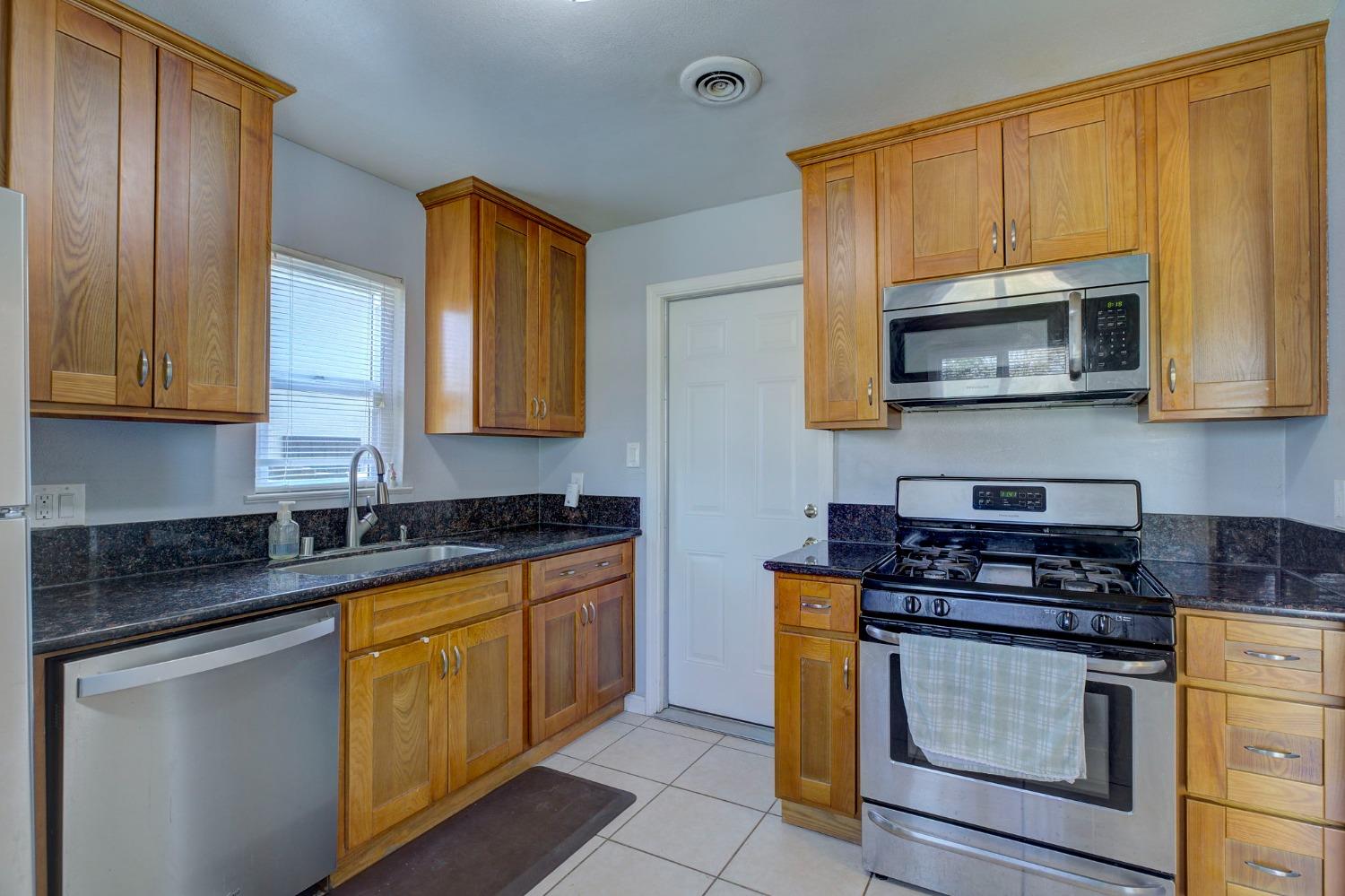 Detail Gallery Image 10 of 17 For 4201 42nd Ave, Sacramento,  CA 95824 - 2 Beds | 1 Baths