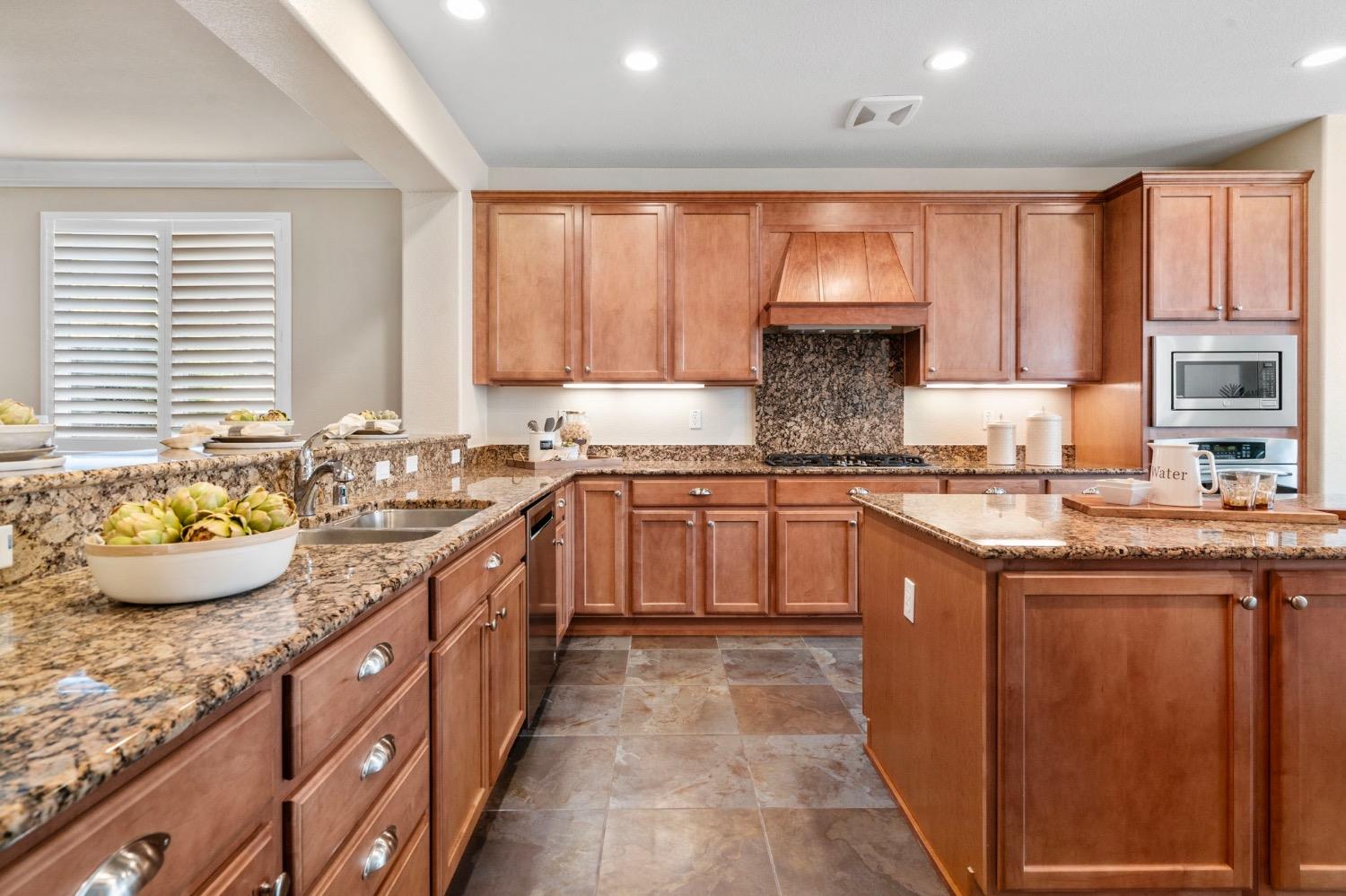 Detail Gallery Image 9 of 46 For 2537 Shadow Berry Dr, Manteca,  CA 95336 - 2 Beds | 2 Baths