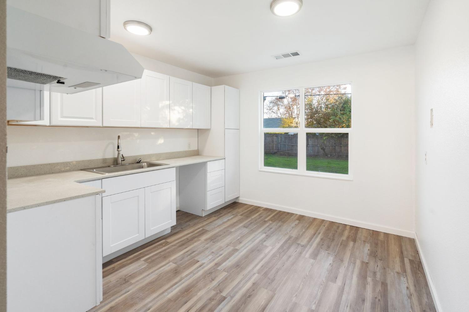 Detail Gallery Image 8 of 21 For 1448 London St, Sacramento,  CA 95822 - 3 Beds | 1 Baths