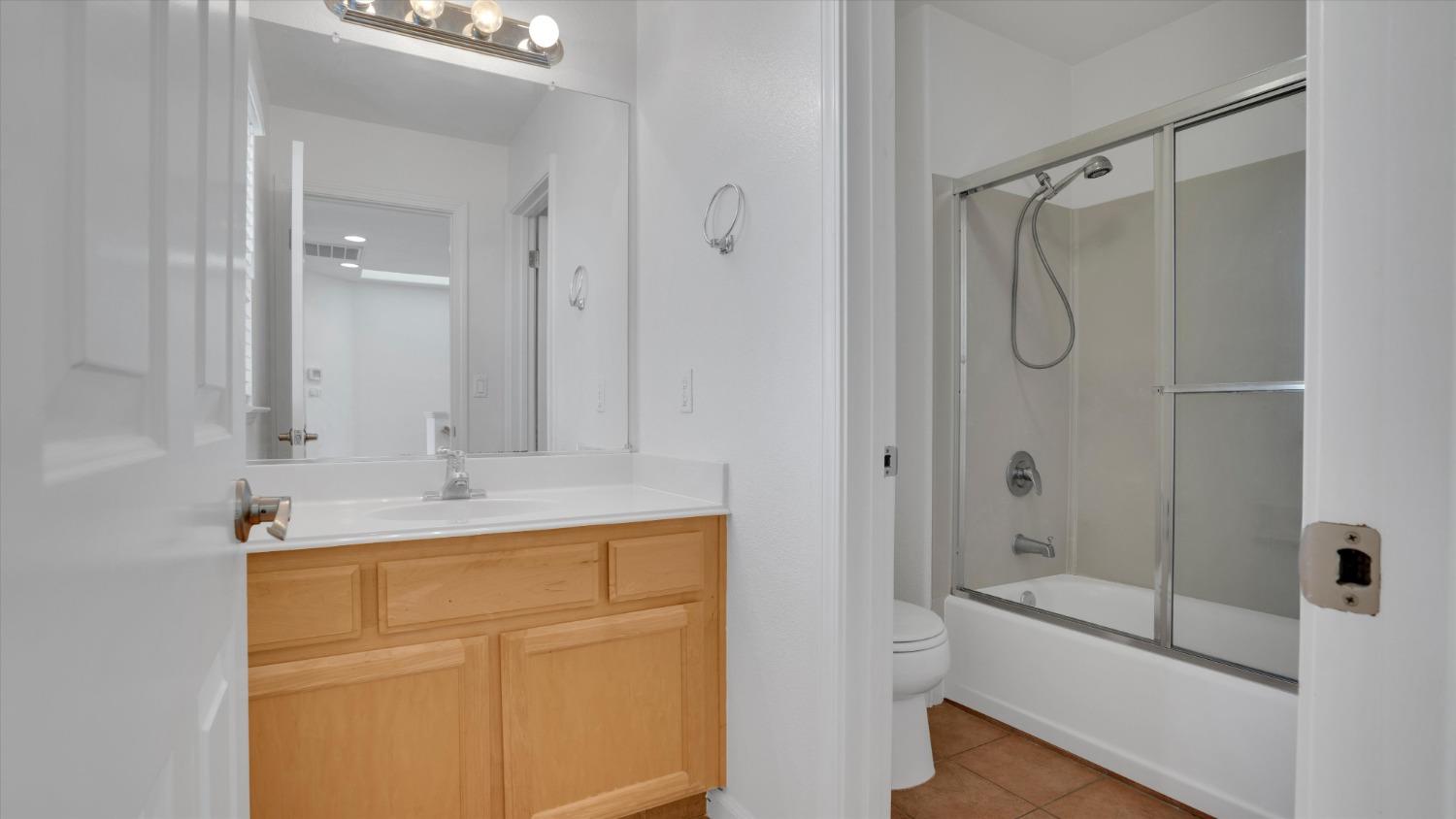 Detail Gallery Image 17 of 28 For 7341 Longmont Loop, Castro Valley,  CA 94552 - 3 Beds | 2/1 Baths