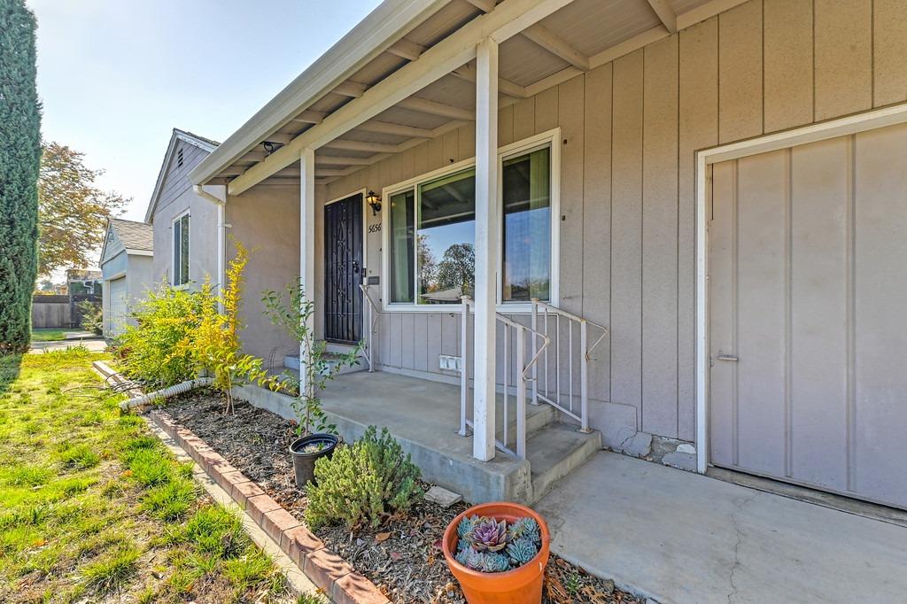 Detail Gallery Image 4 of 38 For 5656 Johns Dr, Sacramento,  CA 95822 - 3 Beds | 1 Baths