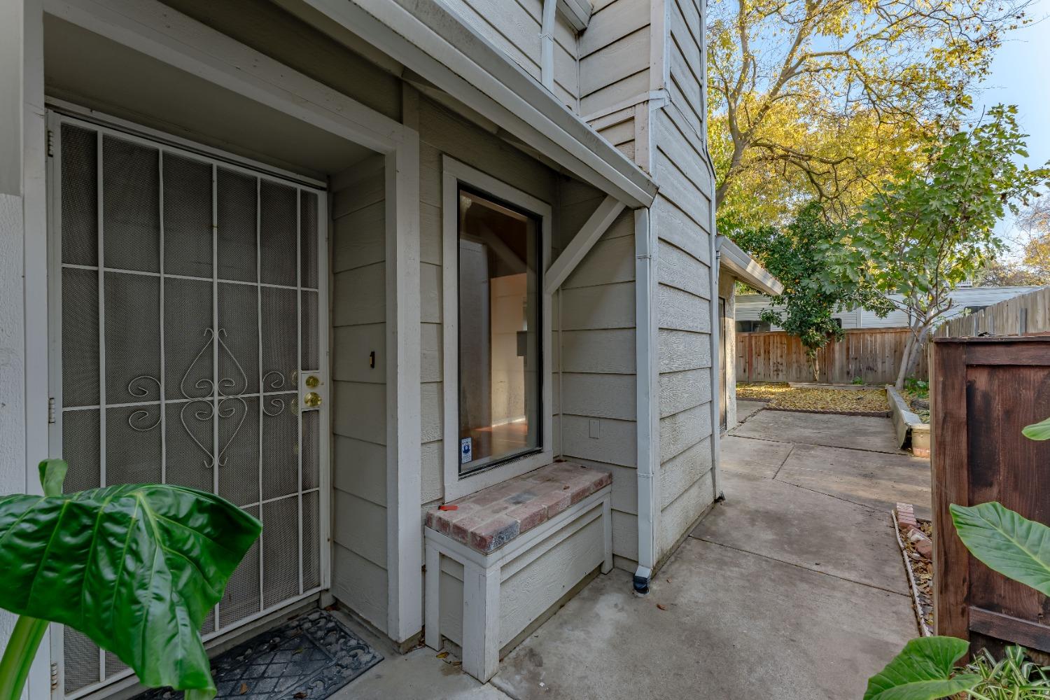 Detail Gallery Image 4 of 27 For 2231 Sandcastle Way, Sacramento,  CA 95833 - 3 Beds | 2 Baths