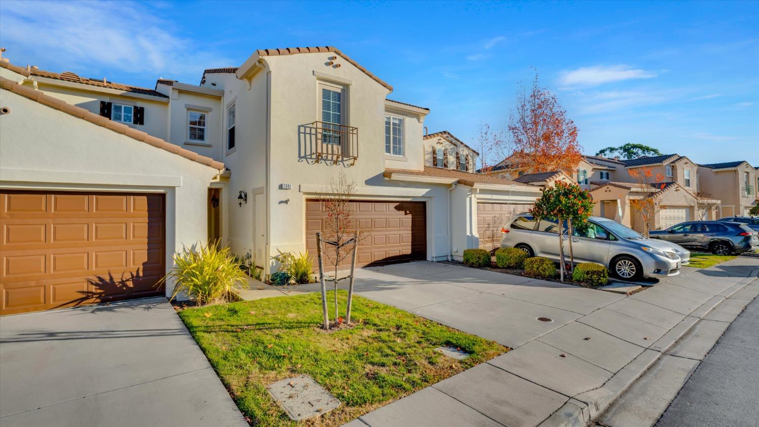 Detail Gallery Image 2 of 28 For 7341 Longmont Loop, Castro Valley,  CA 94552 - 3 Beds | 2/1 Baths