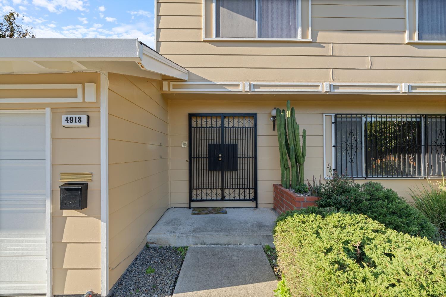 Detail Gallery Image 5 of 44 For 4918 Plaza Cir, Richmond,  CA 94804 - 4 Beds | 2/1 Baths