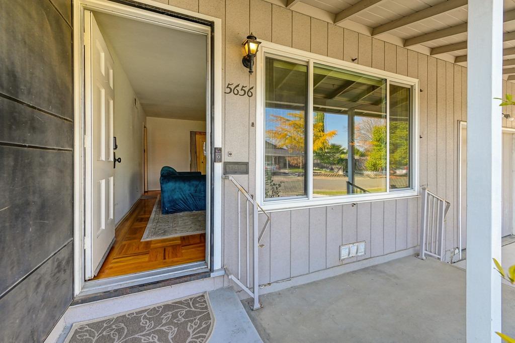 Detail Gallery Image 5 of 38 For 5656 Johns Dr, Sacramento,  CA 95822 - 3 Beds | 1 Baths