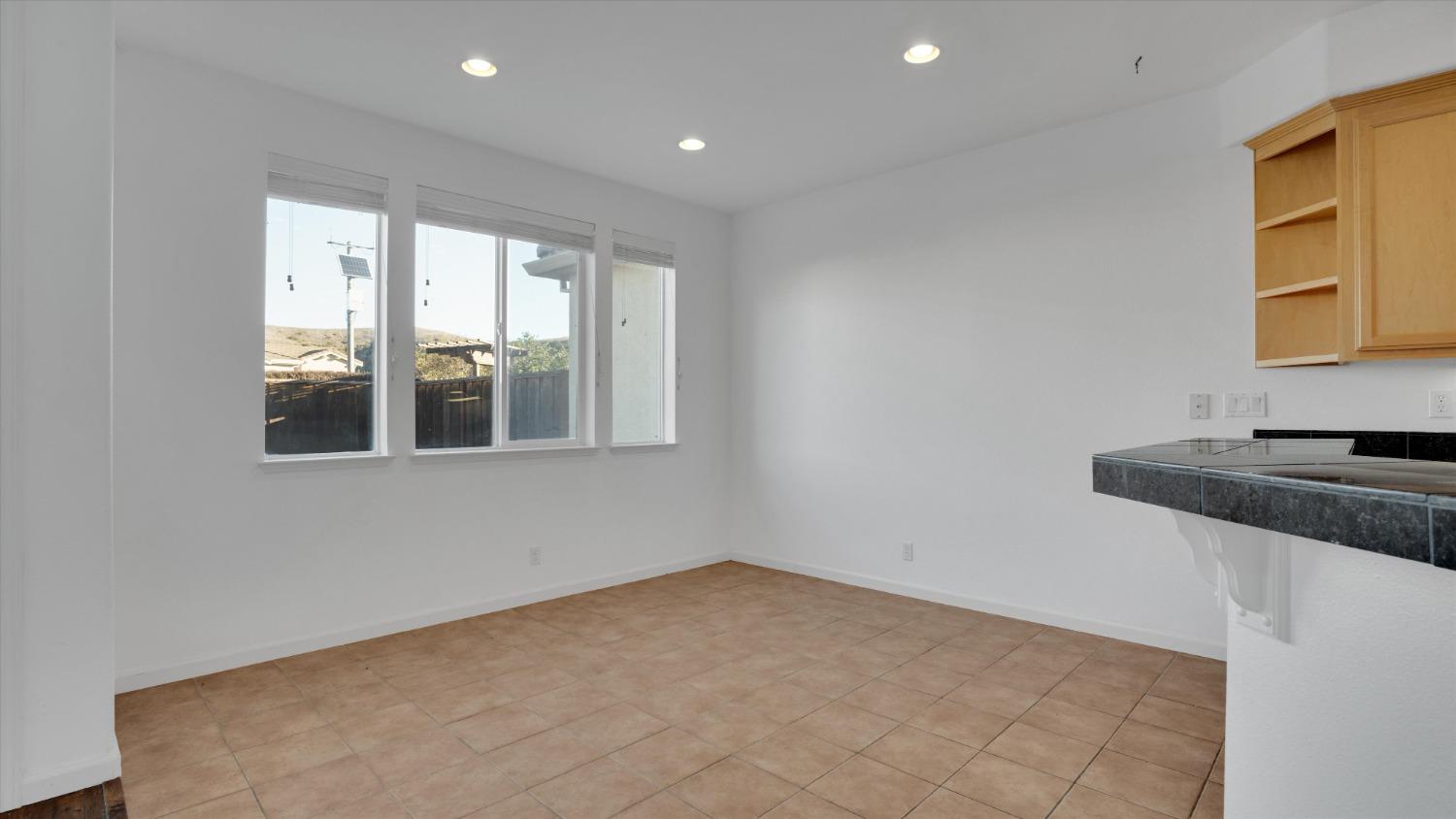 Detail Gallery Image 9 of 28 For 7341 Longmont Loop, Castro Valley,  CA 94552 - 3 Beds | 2/1 Baths