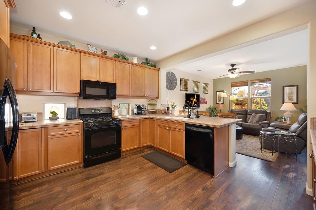 Detail Gallery Image 8 of 64 For 1691 Ballou Cir, Folsom,  CA 95630 - 4 Beds | 2/1 Baths