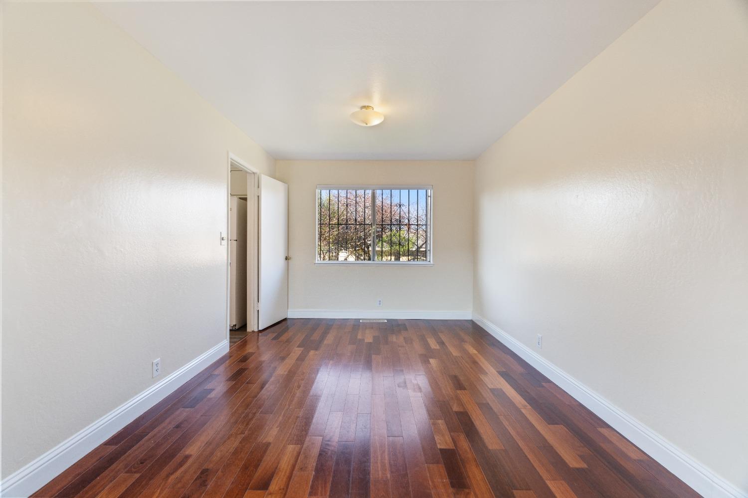 Detail Gallery Image 8 of 44 For 4918 Plaza Cir, Richmond,  CA 94804 - 4 Beds | 2/1 Baths