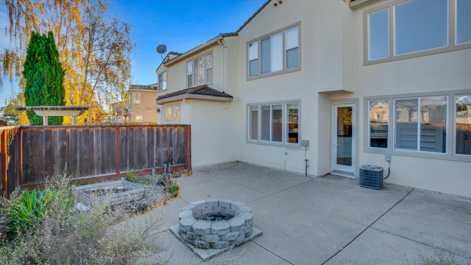 Detail Gallery Image 27 of 28 For 7341 Longmont Loop, Castro Valley,  CA 94552 - 3 Beds | 2/1 Baths