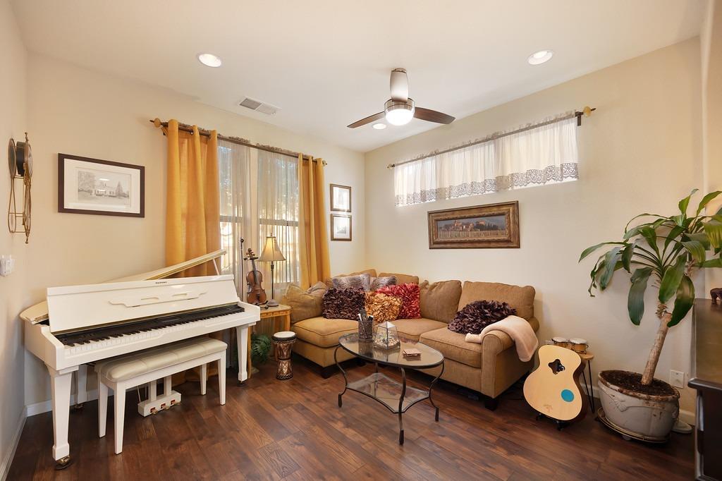 Detail Gallery Image 5 of 64 For 1691 Ballou Cir, Folsom,  CA 95630 - 4 Beds | 2/1 Baths