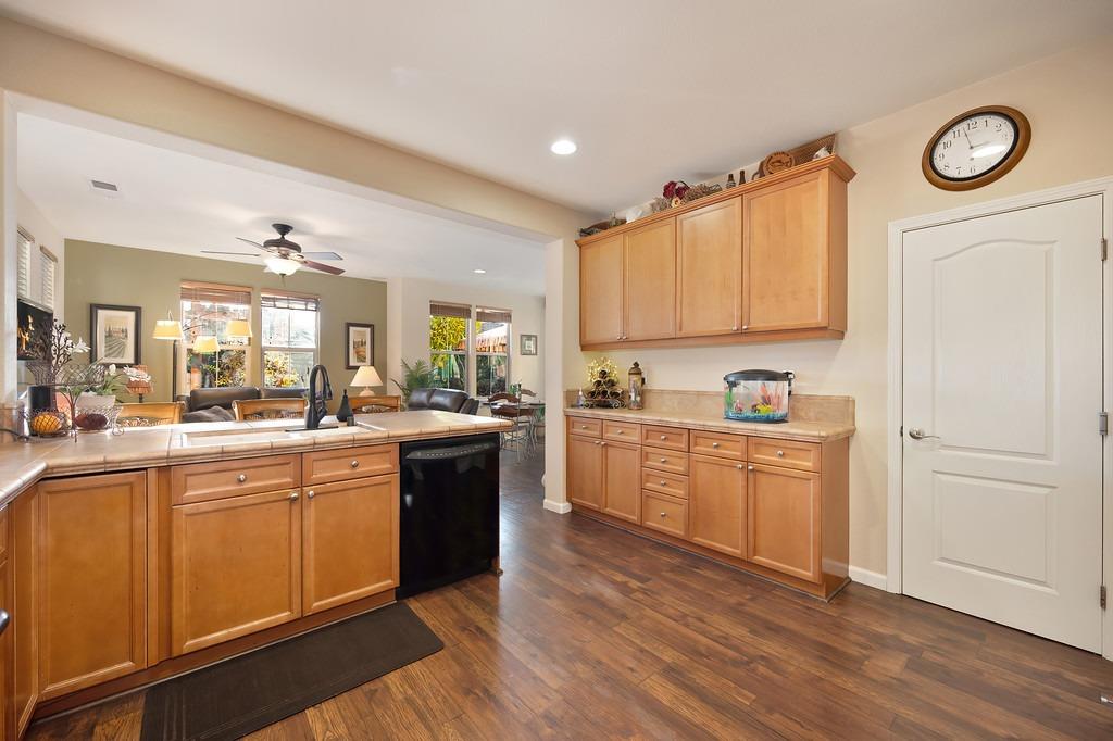 Detail Gallery Image 12 of 64 For 1691 Ballou Cir, Folsom,  CA 95630 - 4 Beds | 2/1 Baths