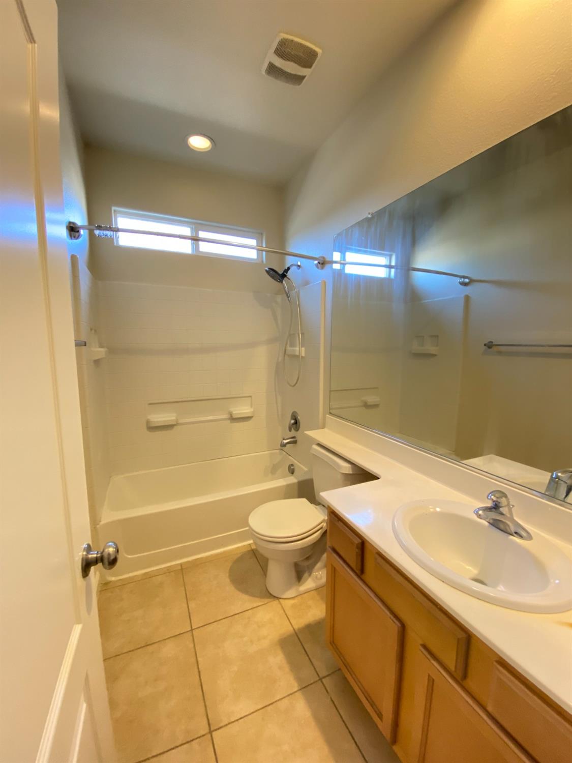 Detail Gallery Image 10 of 13 For 2191 Shady Arbor Dr, Sacramento,  CA 95833 - 3 Beds | 2 Baths