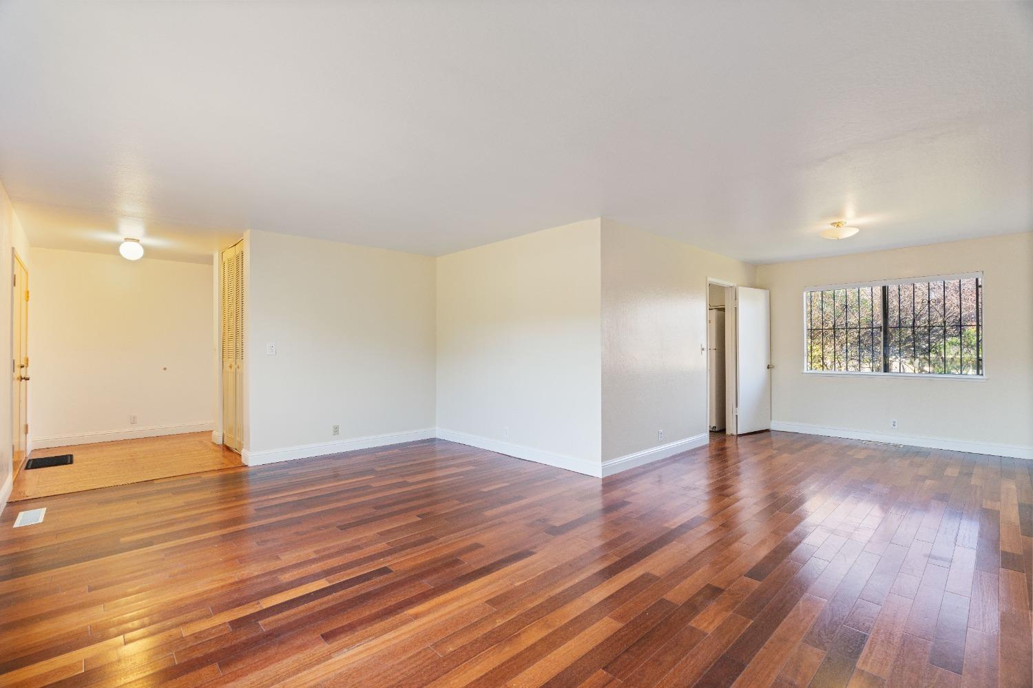 Detail Gallery Image 7 of 44 For 4918 Plaza Cir, Richmond,  CA 94804 - 4 Beds | 2/1 Baths