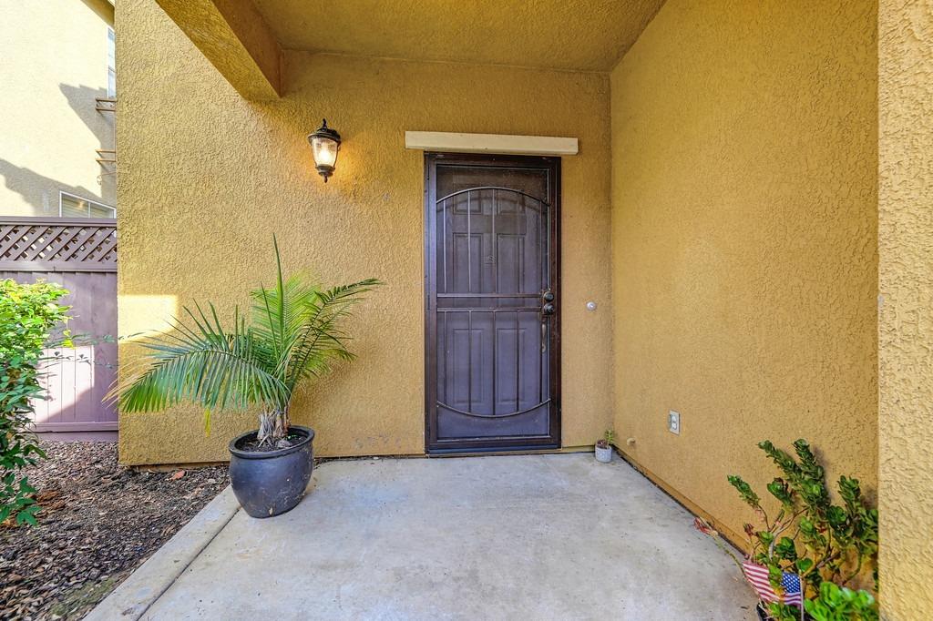 Detail Gallery Image 3 of 40 For 1372 Landmark Cir, Lincoln,  CA 95648 - 3 Beds | 2/1 Baths