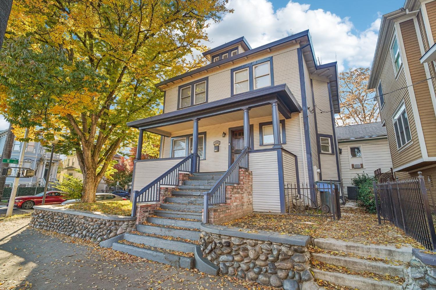 Detail Gallery Image 1 of 8 For 1328 19th St, Sacramento,  CA 95811 - 4 Beds | 3/1 Baths