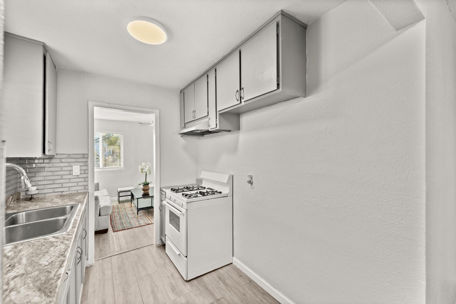 Detail Gallery Image 11 of 33 For 3701 18th Ave, Sacramento,  CA 95820 - 2 Beds | 1 Baths