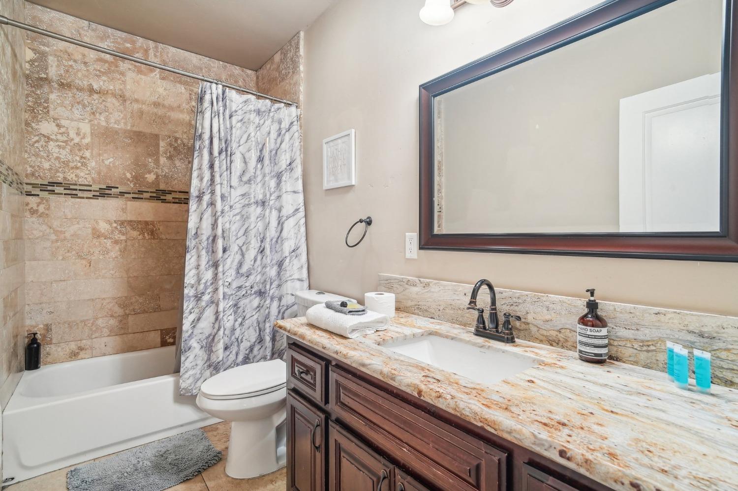 Detail Gallery Image 6 of 8 For 1328 19th St, Sacramento,  CA 95811 - 4 Beds | 3/1 Baths