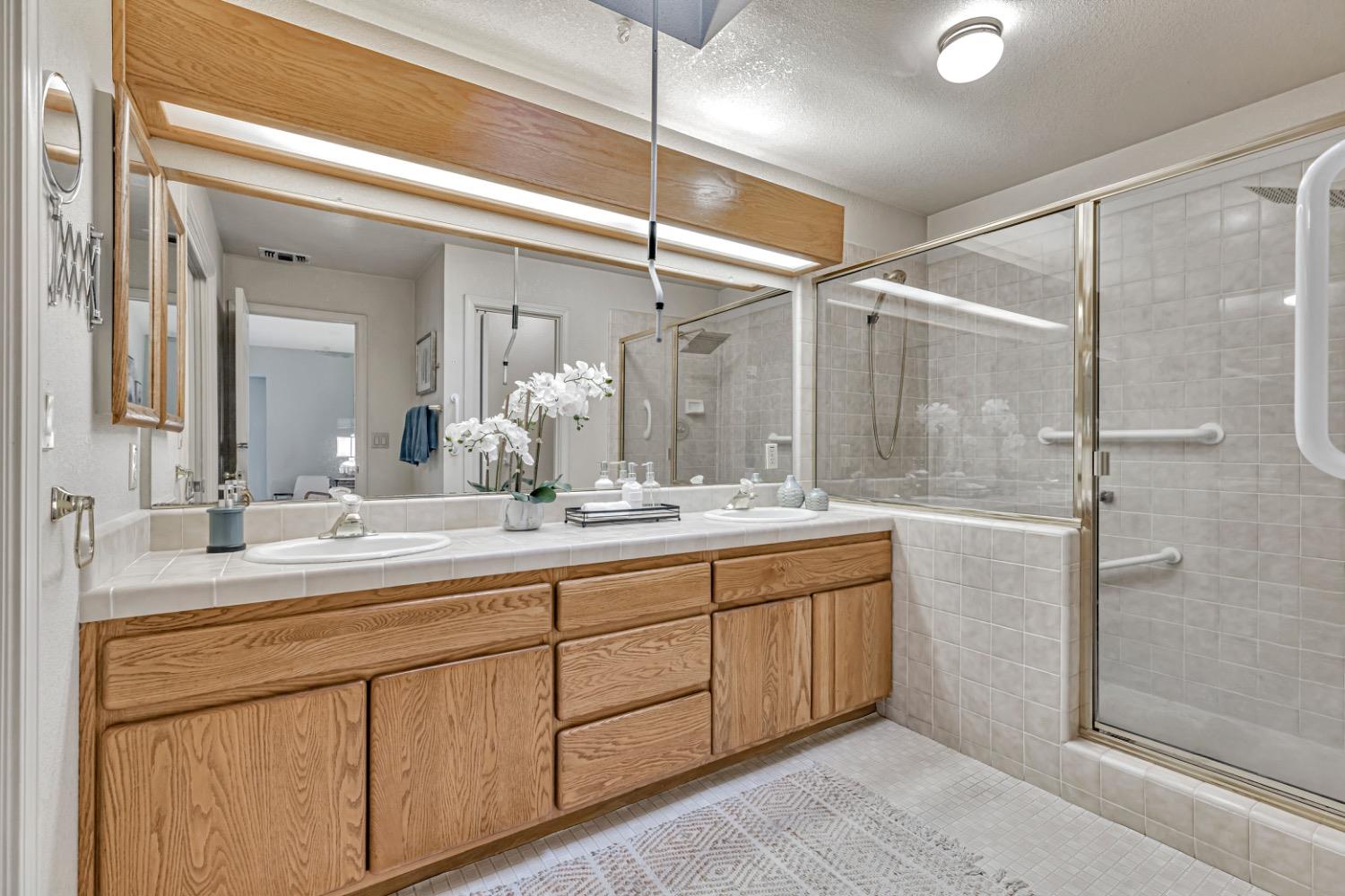 Detail Gallery Image 9 of 42 For 5136 Walnut Place Ln, Carmichael,  CA 95608 - 3 Beds | 2 Baths