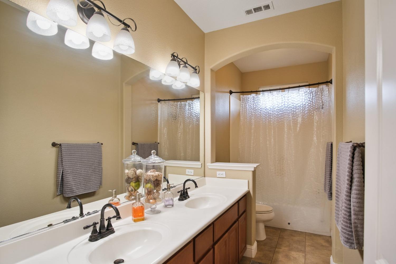 Detail Gallery Image 34 of 51 For 16834 Train Station Ct, Lathrop,  CA 95330 - 5 Beds | 3/1 Baths